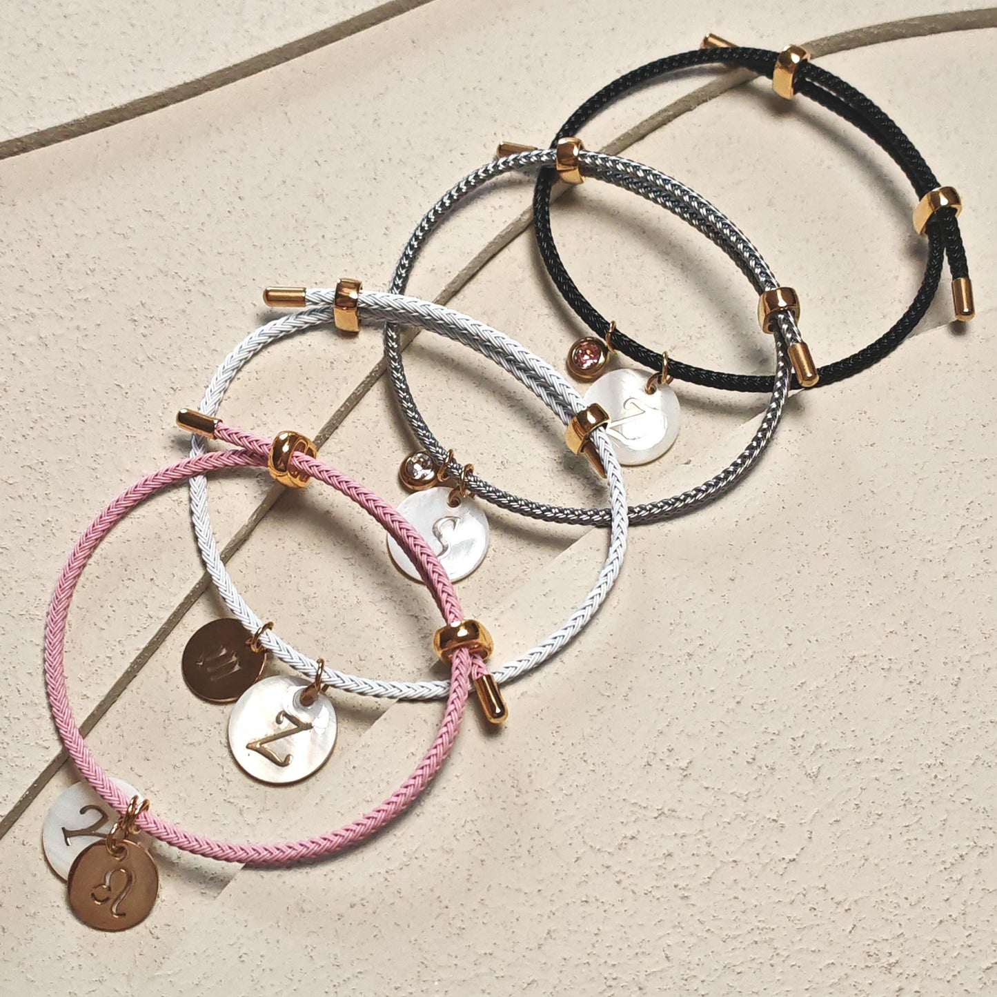 Personalisiertes Armband mit Muschel-Buchstaben & Sternzeichen ODER Geburtsstein