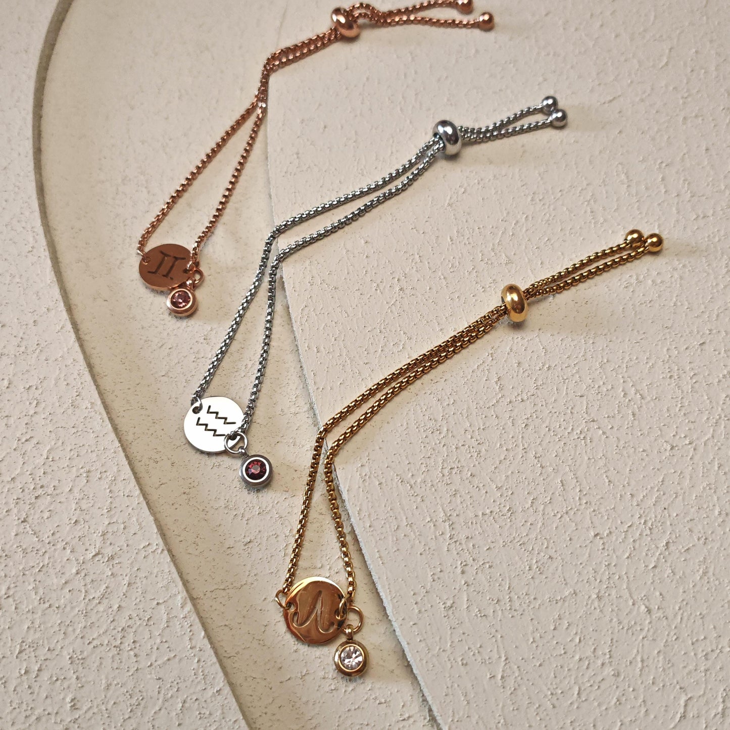 Personalisiertes Sternzeichen-Armband mit Geburtsstein